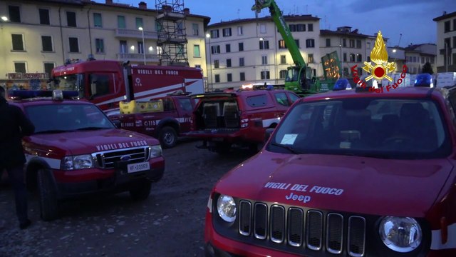 Vigili del fuoco al lavoro sulla trave crollata in via Mariti. Si cercano i dispersi