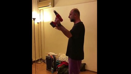 Elinde matkapla namaz ibadetini tiye aldı! Sosyal medyada tepki yağdı