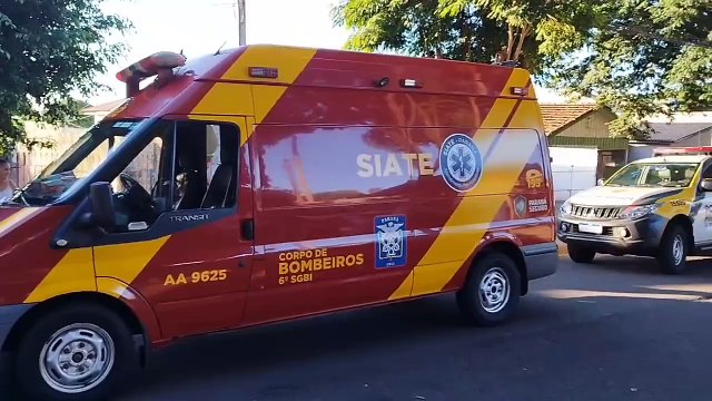 Condutor fica ferido após colidir em dois carros estacionados em Umuarama