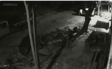 Fantasma? Suspeito usa lençol para esconder identidade durante roubo