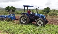 Novo trator com grade aradora acelera corte de terras para famílias agricultoras em Monte Horebe