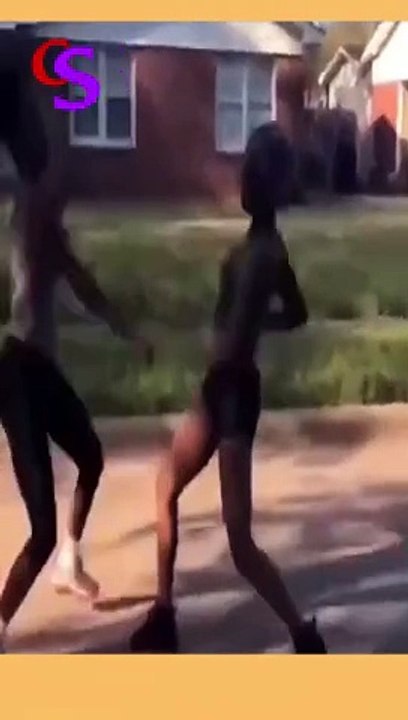 Two girls fighting without pulling their hair, that's awesome