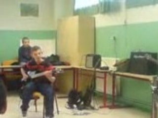 Ah même qu'il faut qu'il apprenne à chanter =DD