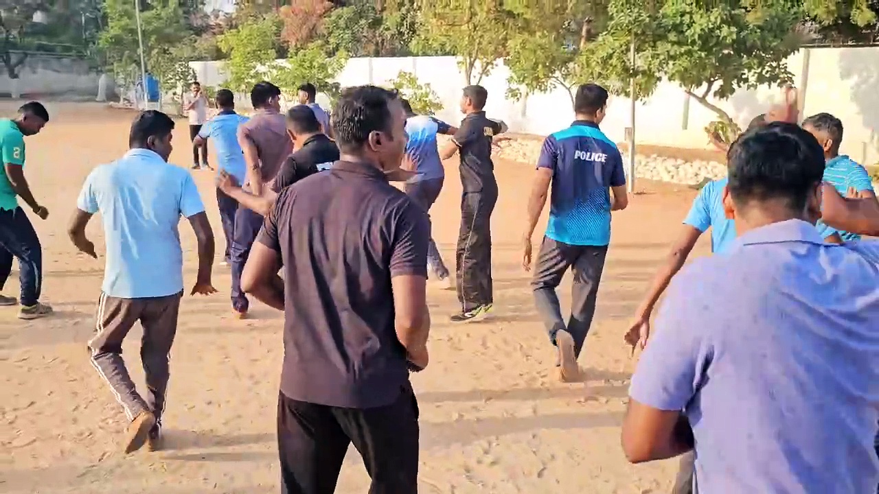 ஆயுதப்படை மைதானத்தில் துள்ளல் நடனம் போட்ட காவலர்கள்; மனஅழுத்தத்தை குறைக்க புதிய முயற்சி