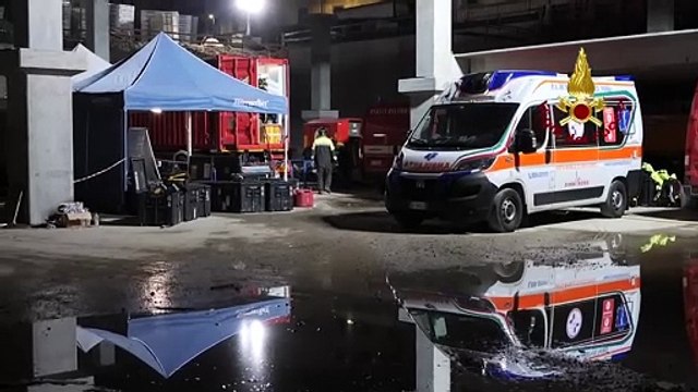 Crollo nel cantiere a Firenze, le ricerche dei vigili del fuoco durante la notte