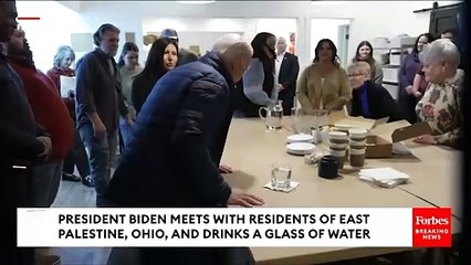 Biden, zehirli olmadığını göstermek için su içti