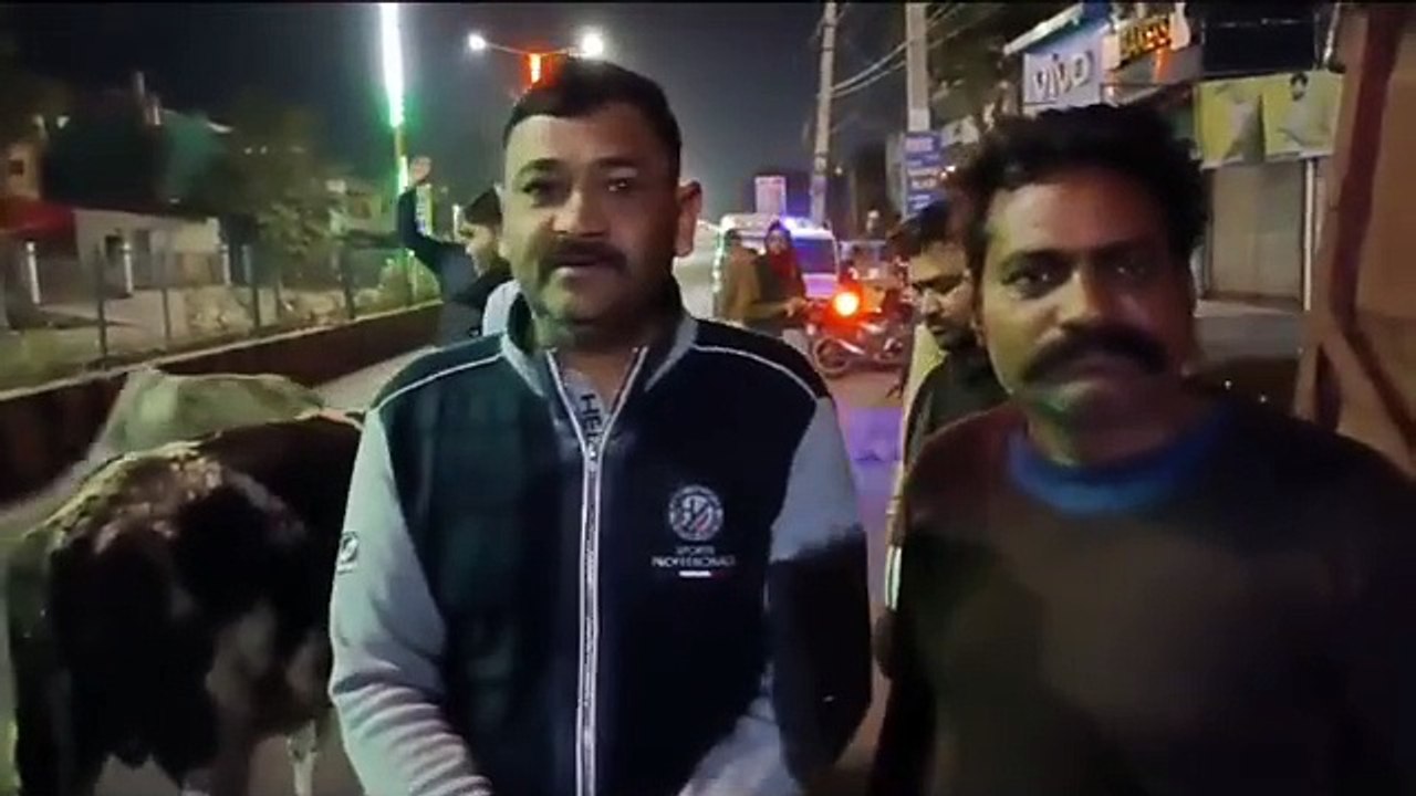 पिकअप गाडी का टायर निकलने के बाद भागे गौ-तस्कर, देखें वीडियो