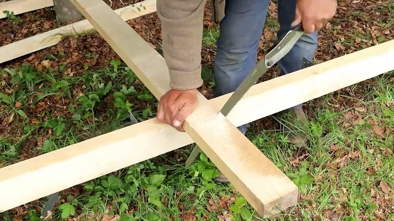 Anh được cử vào núi trông coi trang trại trong rừng, nhưng xung quanh không có điều kiện sống nên anh chỉ đơn giản là tự mình xây một ngôi nhà gỗ nhỏ.