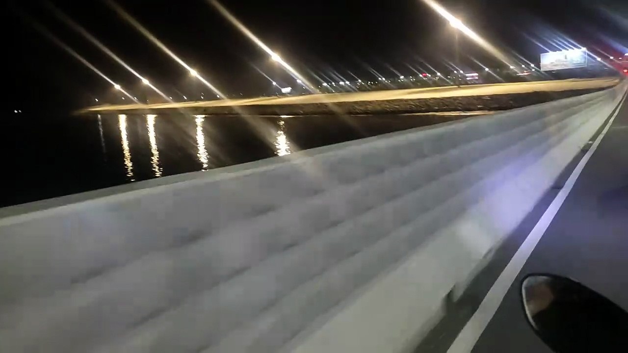 Jalan jembatan pasir putih