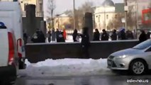 Fiori per Navalny a Mosca davanti al monumento alle vittime dei gulag