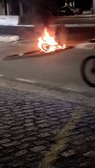 Moto cai e pega fogo em Maceió