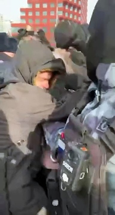 У «Стены скорби» в Москве начались стычки демонстрантов с полицией