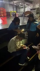 Sridevi sibuk tanda tangan di baju fansnya