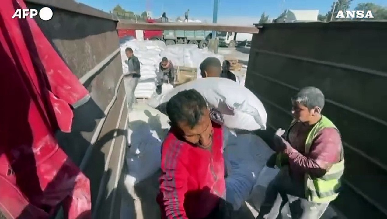 Gaza, camion trasportano aiuti umanitari al valico di Kerem Shalom