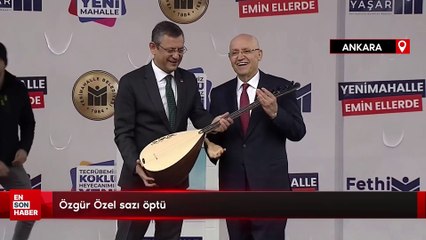 Özgür Özel sazı öptü