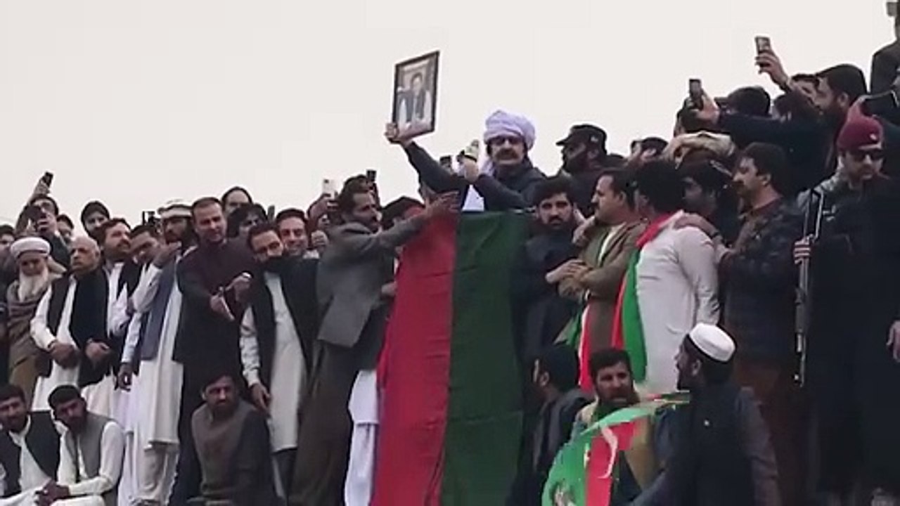 Ali Amin Gandapur kisses Imran Khan's photo | PTI protest in Peshawar