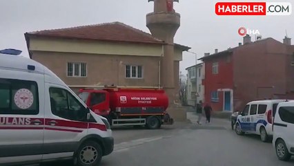 Kendini cami tuvaletine kilitleyerek yakmak istedi