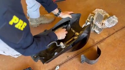 Motocicleta 'recheada' com haxixe que viria para Umuarama é apreendida pela PRF