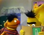Ernie probeert Bert bang te maken (Dutch Bert & Ernie)