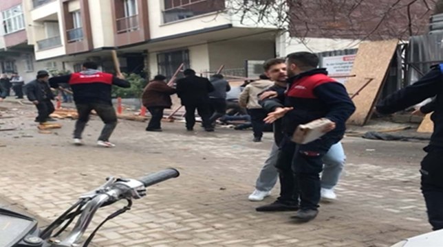 Güngören'de kontrollü yıkım sırasında kavga