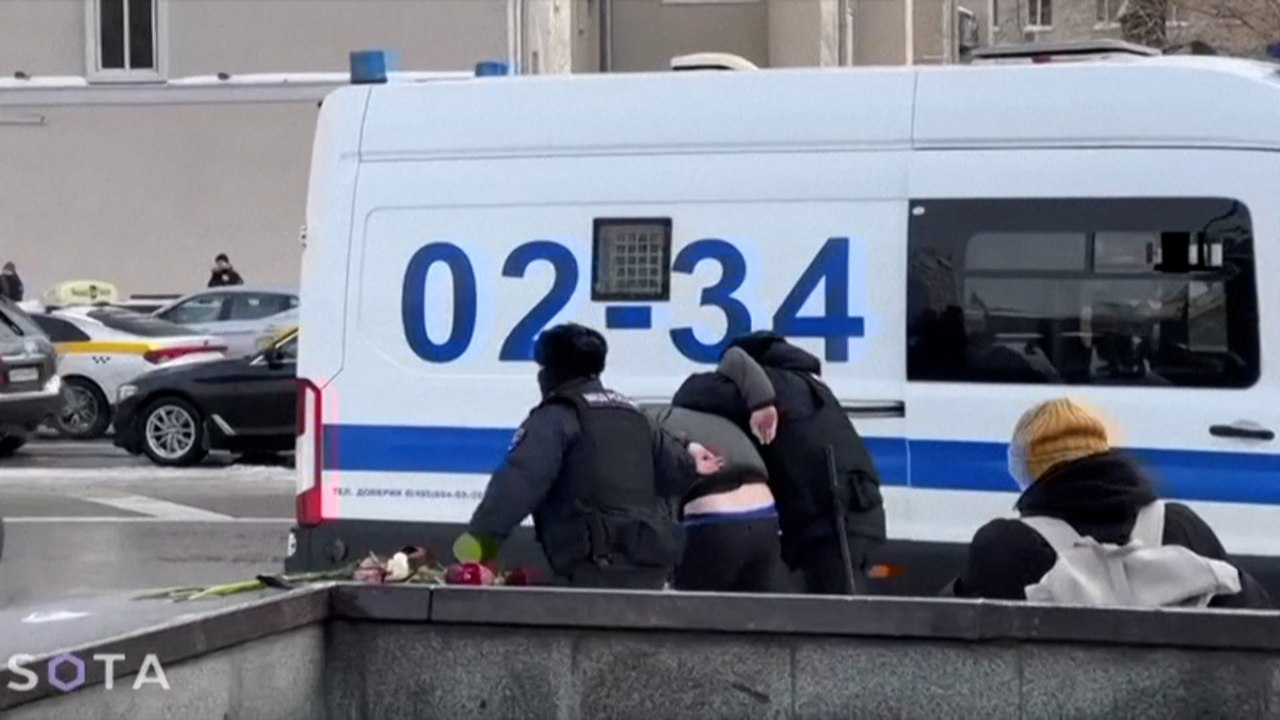 Mort de Navalny : en Russie, plus de 350 personnes arrêtées lors de rassemblements en hommage à l'opposant