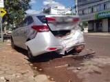 Motorista de Toro passa mal no volante e bate na traseira de Yaris estacionado
