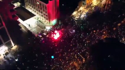 Binlerce İsrailli Netanya'ya karşı meydanlarda toplandı