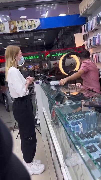 Blague en magasin avec iPhone Je fais une farce en magasin avec iPhone. L'homme n'a pas compris ce que