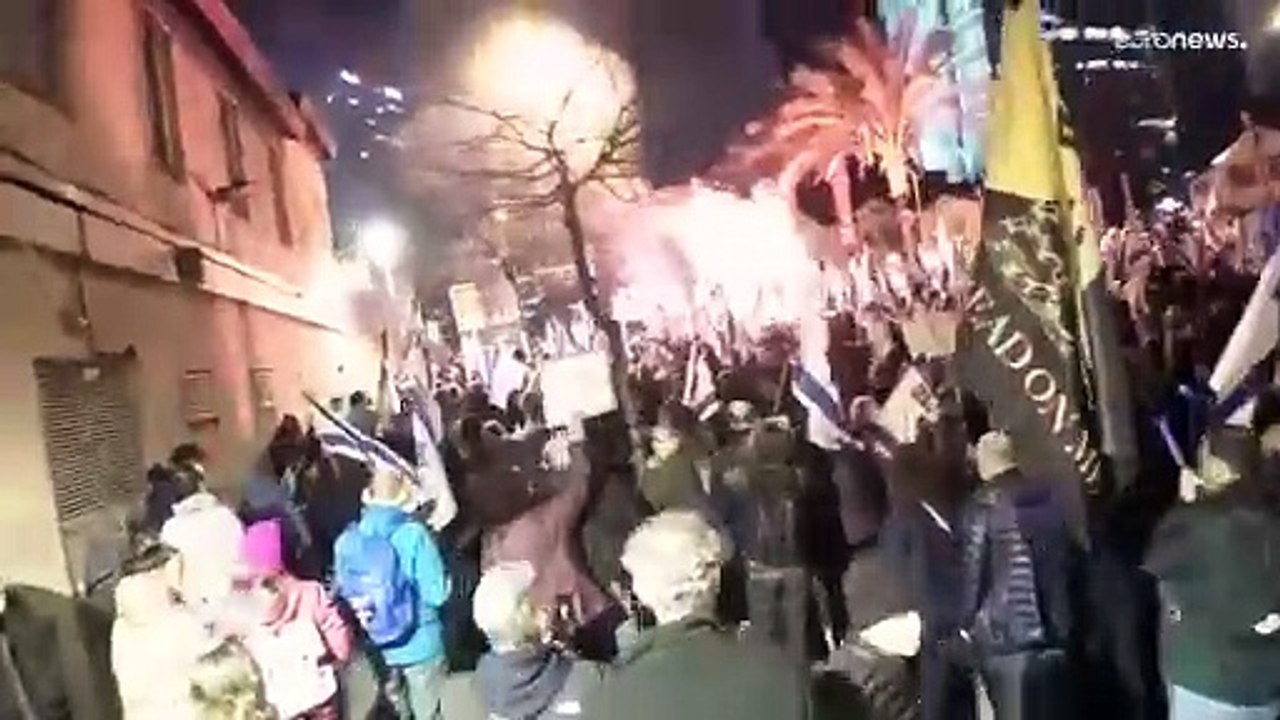 شاهد: مظاهرات حاشدة تجوب تل أبيب للمطالبة بإعادة الأسرى وإسقاط حكومة نتنياهو