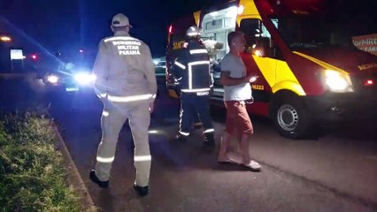 Corsa vai parar embaixo de caminhão em acidente na BR-277