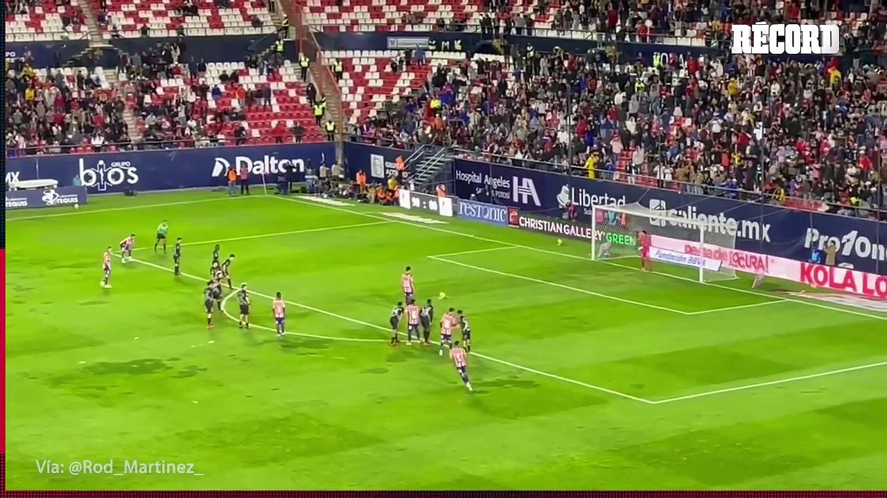 Así cobró el penal Unai Bilbao, para dejar al Atlético de San Luis  solo con un punto, tras el empate a 3 goles con Xolos