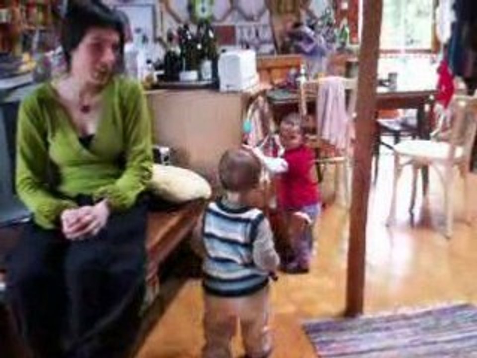 Llewelyn joue et rigole avec Zachari