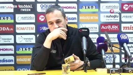 Basın toplantısında reklam panosu krizi! Ortaya ilginç görüntüler çıktı