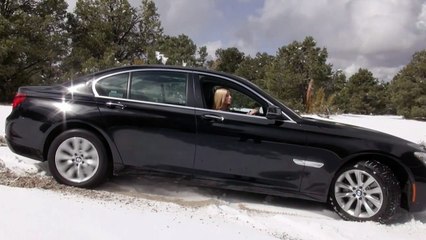 How this girl unstuck her car stuck in snow(720P_HD)