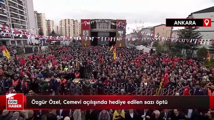 Ankara'da Özgür Özel, kendisine hediye edilen sazı öptü