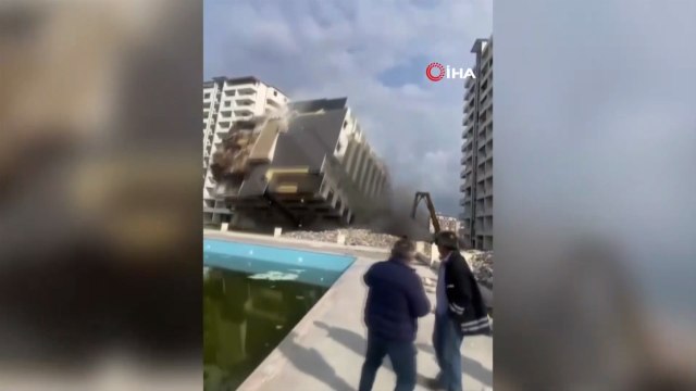 13 katlı bina iş makinesinin darbesiyle yerle bir oldu! Panik anları kamerada