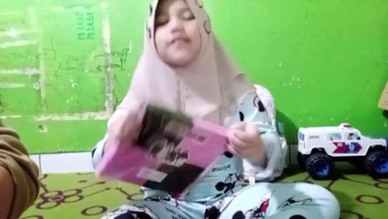 Ikuti kakak unboxing paket