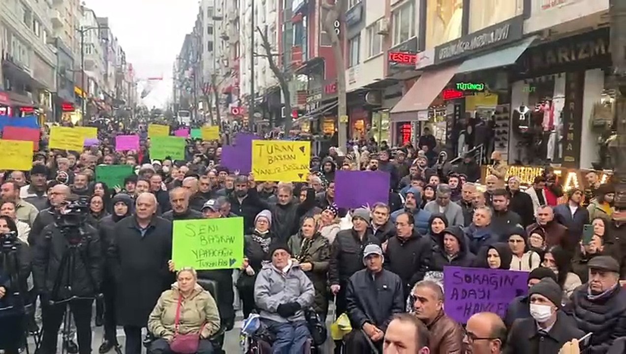 Yeniden aday gösterilmeyen CHP'li Avcılar başkanı destekçileriyle miting yaptı