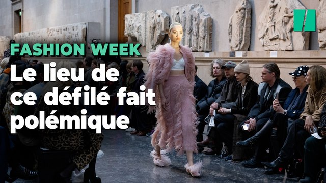À la Fashion Week de Londres, ce défilé de mode devant les frises du Parthénon a mis la Grèce en colère