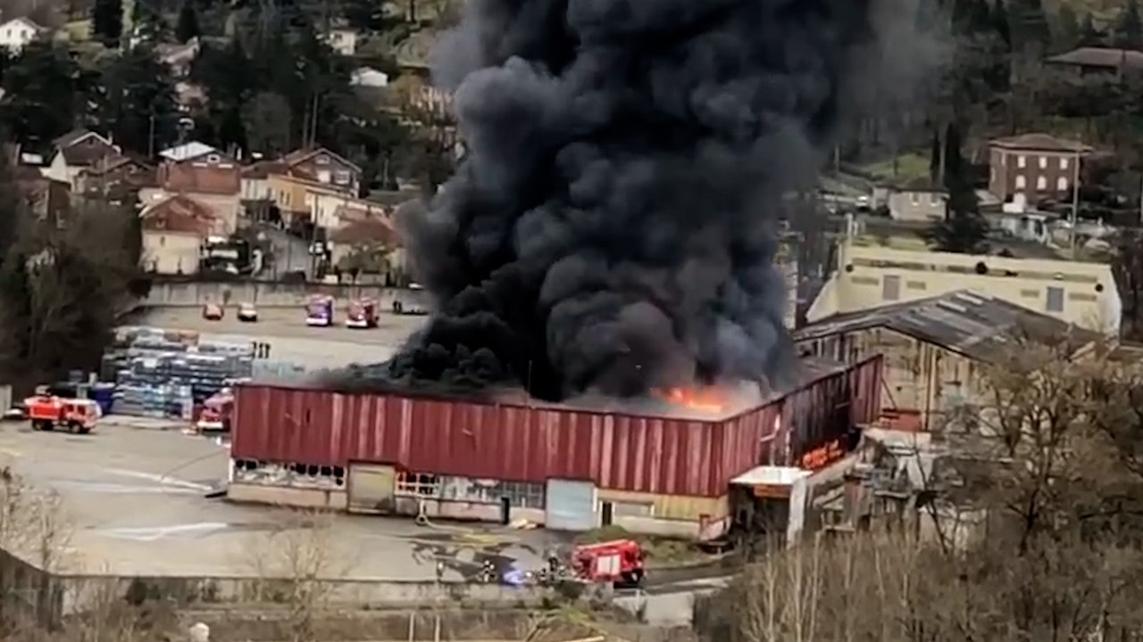 900 tonnes de batteries au lithium brûlent dans un entrepôt de l'Aveyron