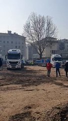Milano, cantiere Beic: i lavori per trasferire il grande platano di via Monte Ortigara