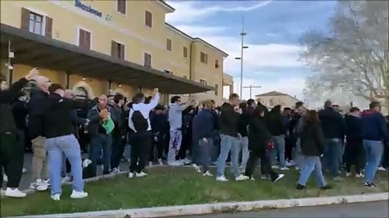 Verso Empoli-Fiorentina, l'arrivo dei tifosi viola alla stazione