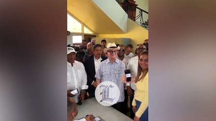 Hipólito tuvo retraso en la votación porque dejó su cédula