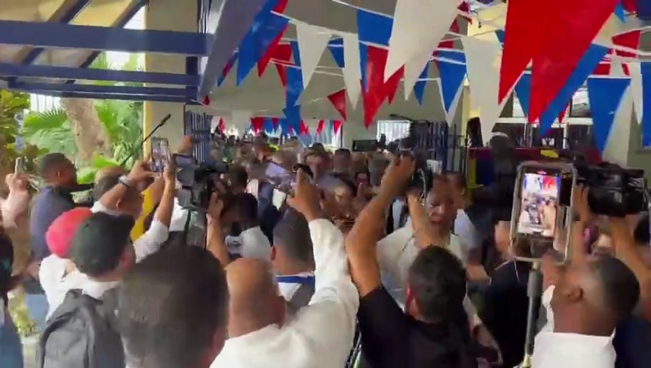 Presidente Luis Abinader llega al colegio Babeque para ejercer su voto