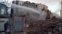 Diyarbakır’da depremde hasar gören, 45 yıldır kütüphane olarak kullanılan asırlık binanın yıkımına başlandı