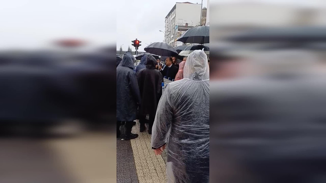 AKP Rize İl Başkanı miting alanında polise bağırdı: Haddinizi bileceksiniz