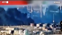 Ucraina, una colonna di fumo si alza da Avdiivka dopo un attacco aereo