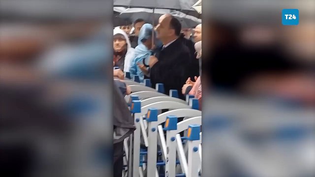 AKP Rize İl Başkanı Hikmet Ayar, Cumhurbaşkanı Erdoğan’ın Rize Mitingi öncesinde polislerle tartıştı