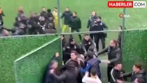 Amatör maçta saha karıştı, kavgayı polis ekipleri ayırdı