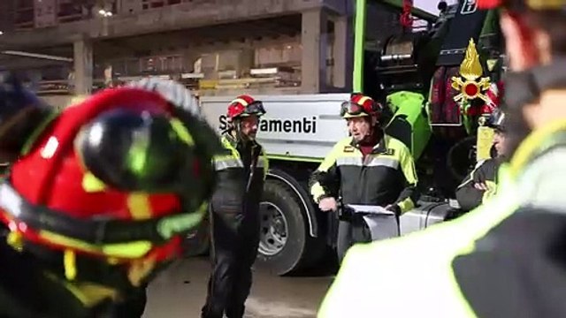 Crollo di Firenze, i vigili del fuoco organizzano il lavoro di ricerca del disperso